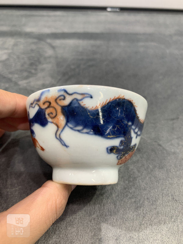 清乾隆青花矾红描金过墙龙纹小杯 - 图3